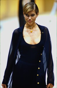 693998886_salvatore-ferragamo-ss-1994(11).thumb.jpg.b7d1deb0cd58df8e3c2955bfaa243e2f.jpg