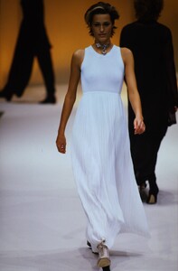 703431689_salvatore-ferragamo-ss-1994(9).thumb.jpg.0165fd44c47a433b8a75b25fa990f04e.jpg