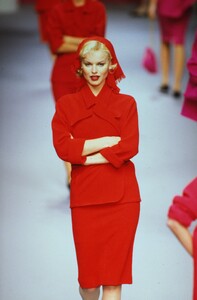 711672218_chanel-fall-1995(3).thumb.jpg.1236a5b5b288ceef98e50074bab5539b.jpg