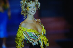 722662437_versace-spring-1993(8).thumb.jpg.00c2d0268fb2821eae96b632ffb945c4.jpg