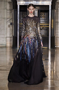 776700977_OscardelaRentaFall2020l3RiHOb1-ldx.thumb.jpg.984add2ccca5d8bb84b9edde9ecd78a6.jpg