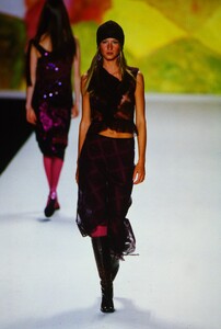 839003996_anna-sui-fw-2000(1).thumb.jpg.f5f09b4ad77031cca65a0f0f53cd653b.jpg