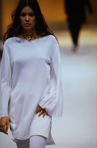 899544409_salvatore-ferragamo-ss-1994(3).thumb.jpg.52e531028639ab64563e73c4ab156542.jpg