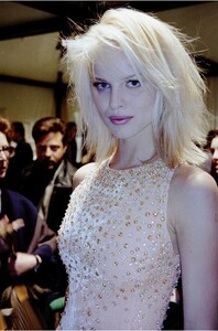 Eva Herzigová backstage after the Versace Show, Mailand 1995.jpg