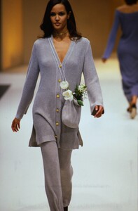 903203566_salvatore-ferragamo-ss-1994(7).thumb.jpg.83398bd20ce106a853a126150cfcf3bd.jpg