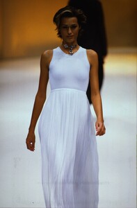 915077502_salvatore-ferragamo-ss-1994(11).thumb.jpg.4bb1134adf389cf20e2d39911a0677c6.jpg