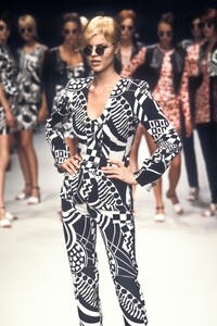 948113840_EmanuelUngaro1996WomenRTW37.thumb.jpg.4686f187a5b82b9036436d884b1fef4e.jpg