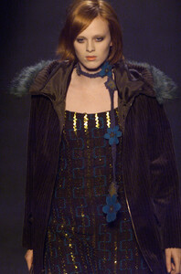 Anna-Sui-Fall-2001-063-Karen-Elson.thumb.jpg.fa23c05bddf61fea263d97f6090f3f2b.jpg