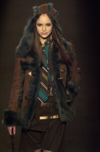 Anna-Sui-Fall-2001-067-Vika-Sementsova.thumb.jpg.cf9170e9a2f41d0bc401c4a6394902cc.jpg