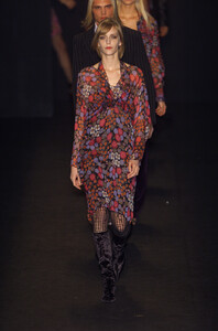 Anna-Sui-Fall-2001-090-Hannelore-Knuts.thumb.jpg.a3395d7dd0ffd8e4107d44e5d9cfffbd.jpg