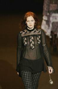 Anna-Sui-Fall-2002-008-Karen-Elson.thumb.jpg.8a734b37f55b114f082dbb2d752b2d10.jpg