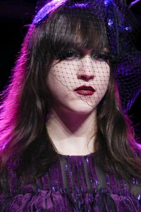 Anna-Sui-RTW-FW20-New-York-5218-1581356679.thumb.jpg.a1b6cca49d3b38957be6ee53b201faef.jpg