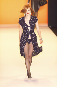 Anna-Sui-Spring-2001-019-Karen-Elson.thumb.jpg.2876c4009a90111ad86bd720e37f0112.jpg