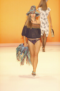 Anna-Sui-Spring-2001-026-Ana-Claudia-Michels.thumb.jpg.f53f4d949761aece8cbf0127c9324626.jpg