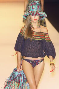 Anna-Sui-Spring-2001-027-Ana-Claudia-Michels.thumb.jpg.e7065baf3c70a4dc97e99470dea9fc3e.jpg