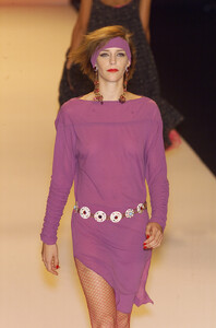 Anna-Sui-Spring-2001-051-Hannelore-Knuts.thumb.jpg.0b0cd040a5c75c378d119bf8ecf0a4d7.jpg