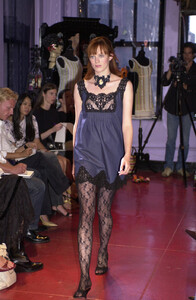 Anna-Sui-Spring-2002-004-Karen-Elson.jpg