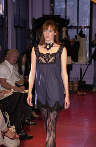 Anna-Sui-Spring-2002-005-Karen-Elson.jpg