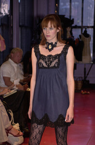 Anna-Sui-Spring-2002-006-Karen-Elson.jpg