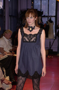 Anna-Sui-Spring-2002-007-Karen-Elson.jpg