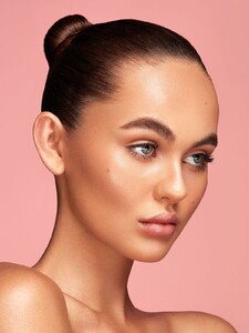 BRONZER-STICK-WS-BRONZE-LIGHT-MODEL-1.jpg