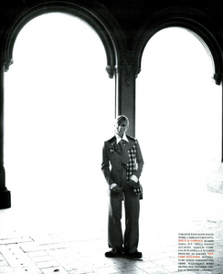 Chin_Vogue_Italia_July_1993_03.thumb.png.3fed25ce7c75d15b75ef50a595709bd9.png