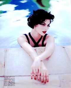 Chin_Vogue_Italia_June_1993_12.thumb.png.0cc0f12b53dd90a20f36fde56f25453f.png