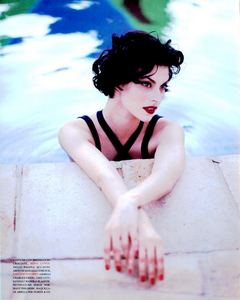 Chin_Vogue_Italia_June_1993_12.thumb.png.514e0b52868fd9d3078f01fa6f79f39b.png