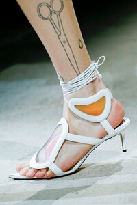Christopher-Kane-RTW-SS20-London-7537-1568658658.thumb.jpg.91979df0ceab8e390034fffc720f0445.jpg