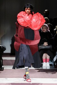 Comme-des-Garcons-RTW-FW20-Paris-0985-1582997962.thumb.jpg.836b14e93d6cedaa7c13fdeca9a7f689.jpg