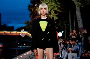 Courreges-RTW-SS20-Paris-0032-1569440963.thumb.jpg.a84c524e416b6a272ce314d5145585da.jpg