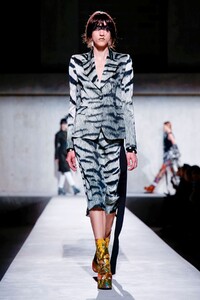 Dries-Van-Noten-RTW-SS20-Paris-7930-1569425811.thumb.jpg.b1e4f9823f8f7c0a84a38aeacaab802e.jpg