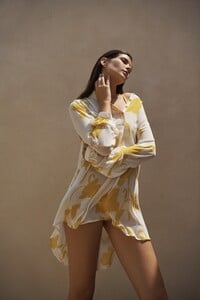 EVARAE_Leia_Silk_Shirt_Flower_of_Joy_Creme_SS20.thumb.jpg.3b19904e9ce07dbf69e5a19f1a16d24d.jpg