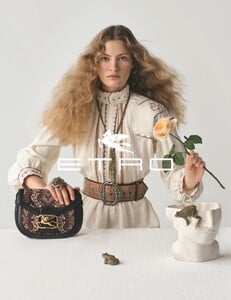 Etro-Fall-Winter-2020-Campaign03.thumb.jpg.57fba6bf33c10f0e40669150a00467d4.jpg