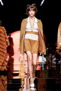 Fendi-RTW-SS20-Milan-3713-1568898307.thumb.jpg.946118bc4f8a176bb4b7c523189b4e4e.jpg