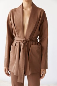 Friend_of_Audrey_18JK008TAN_Elliot_Wrap_Jacket_details_900x1351.thumb.jpg.82c554bf282e688bccf5d7b41579df32.jpg