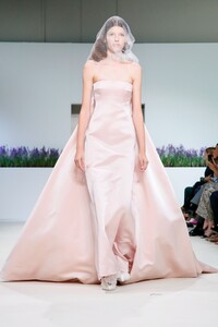 Giambattista-Valli-Couture-FW18-Paris-4394-1530562598.thumb.jpg.dc1f25415716aed0b2560481d67cb3fa.jpg