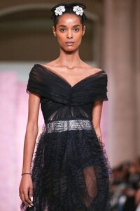 Giambattista-Valli-RTW-FW20-Paris-1272-1583158165.thumb.jpg.d36019935449d8cf14e2aee762657c23.jpg