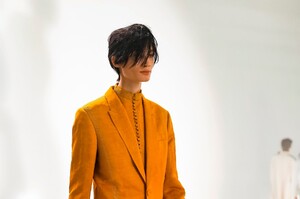 Haider-Ackermann-RTW-SS19-Paris-2683-1538218954.jpg