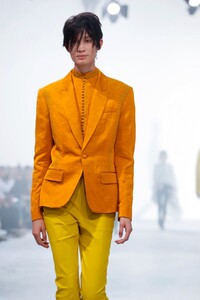 Haider-Ackermann-RTW-SS19-Paris-8136-1538215194.thumb.jpg.aecb60ba51d6b1c6871d9227a18b16a7.jpg
