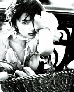 Hanson_Vogue_Italia_July_1993_07.thumb.png.639a8b40b04719e9199a499f3046e39d.png