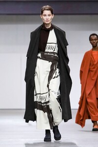 Issey-Miyake-RTW-FW20-Paris-0287-1583059018.thumb.jpg.e0ea97b053bd2302cadb442a21323bfb.jpg