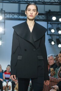 JW-Anderson-RTW-FW20-London-2433-1581945767.thumb.jpg.d29079172c08686ec75aee7bd6b99fa9.jpg