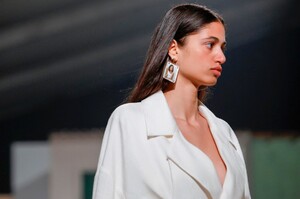 Jacquemus-RTW-FW19-Paris-0440-1551126888.thumb.jpg.8e44d0e164297d0b6351cd8e4eca58b0.jpg