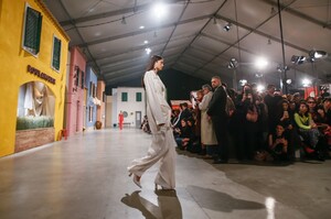 Jacquemus-RTW-FW19-Paris-10503-1551126717.thumb.jpg.ed2f3c14cb64361e9727a68bee88fd00.jpg