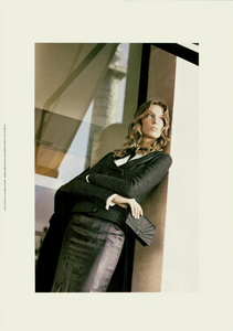 Lagerfeld_Chanel_Spring_Summer_2005_04.thumb.png.4ad6a7f3476371cd365fc9e3ca96e79c.png