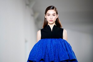 Loewe-RTW-FW20-Paris-41777-1582883861.thumb.jpg.c00fc38aabd41fee505811f7381ae834.jpg