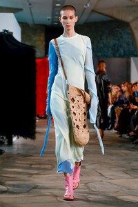 Loewe-RTW-SS19-Paris-9389-1538129437.thumb.jpg.682087c0f93d0fd6c7dfa4dd7bf1a0df.jpg