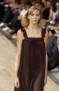 Louis-Vuitton-Spring-2002-073-Hannelore-Knuts.thumb.jpg.33047ab4cdc2a4b445299d3dd4361cb3.jpg