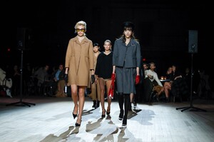 Marc-Jacobs-RTW-FW20-New-York-46090-1581552978.thumb.jpg.98bdf949cd1159b46f2b9207494abfea.jpg